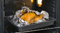 アルミホイルは天板にどちらの面を敷くべき？ 光沢面とつや消し面で違いはあるのか