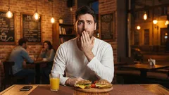 心理学者たちが、食卓でのどんな習慣が愚かな人間を露呈するのかを説明しました―一度覚えておいてください