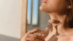 首の肌を自然に引き締め、シワを素早く目立たなくする方法